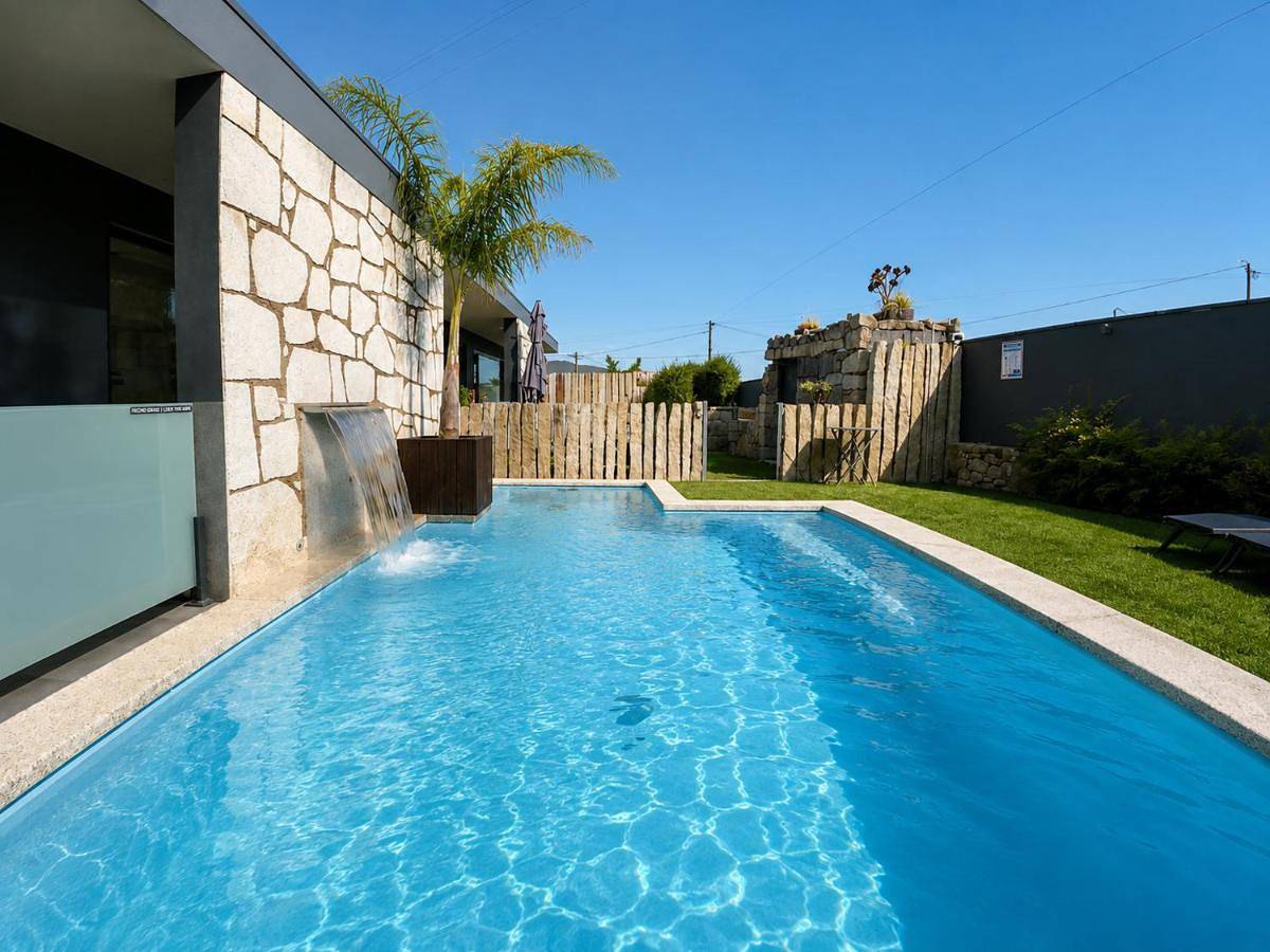 Hugs Village Houses Heated Pool in Cardielos e Serreleis, Distrito de Viana do Castelo
