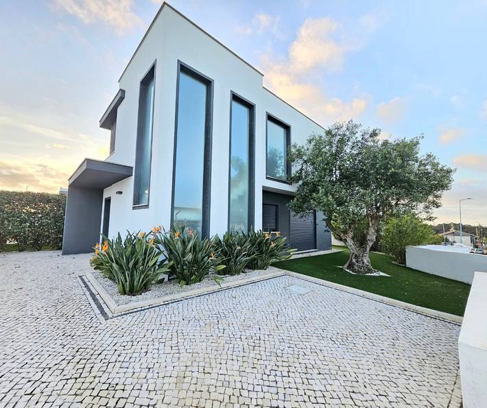 Villa for 6 people, with balcony and garden as well as pool in Costa de Prata