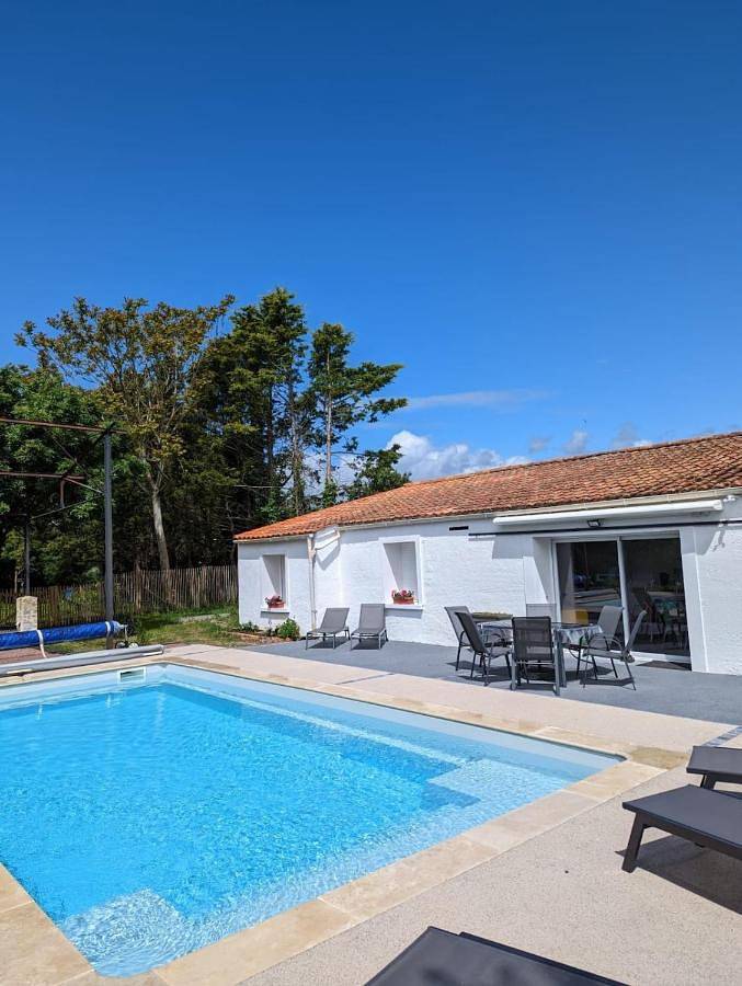 Location de vacances pour 14 personnes, avec Jacuzzi et Terrasse ainsi que Jardin et Piscine à Grues