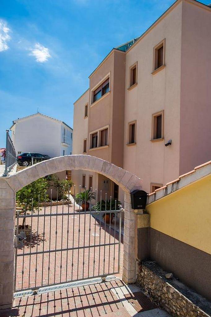 Komfortables Haus mit Terrasse und Meerblick Rogoznica K-15176 in Rogoznica, Šibenik-Knin