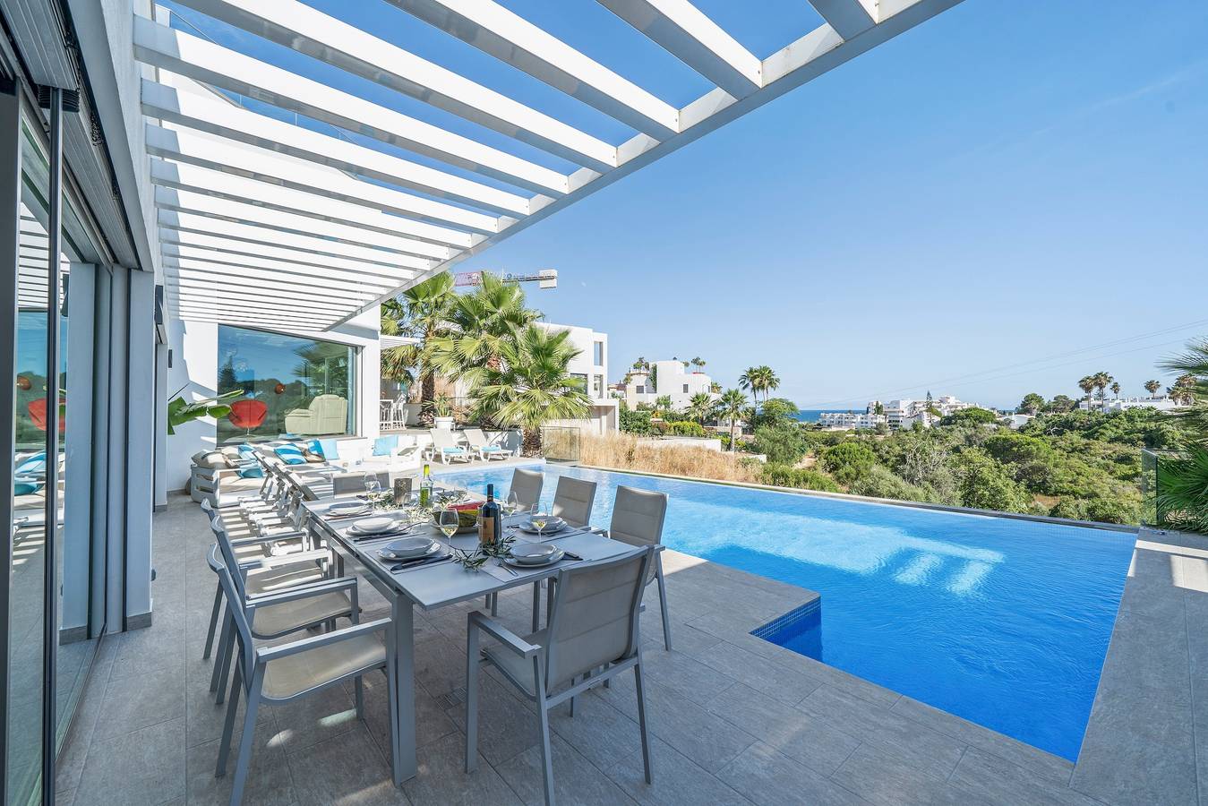 Villa 'Boa Vida' met zeezicht, infinity pool & jacuzzi in Armação de Pera, Faro District