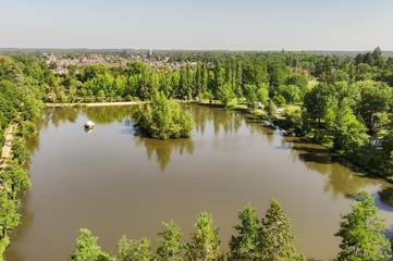 Gîte pour 2 personnes, avec terrasse et vue sur le lac ainsi que jardin et vue à Nouan-le-Fuzelier