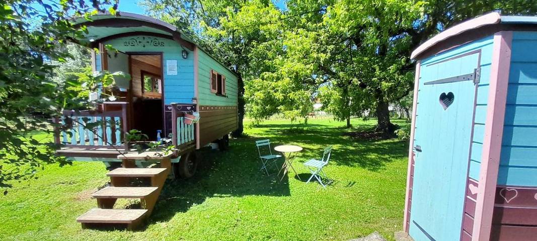 Gîte pour 2 personnes, avec Balcon et Terrasse ainsi que Jardin et Piscine dans Pouilly-sur-Vingeanne