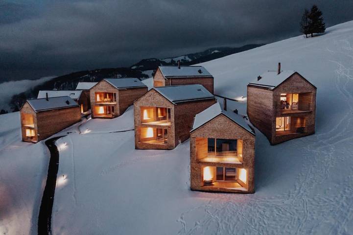 Chalet für 6 Personen, mit Balkon und Whirlpool sowie Terrasse und Garten in Zwischenwasser