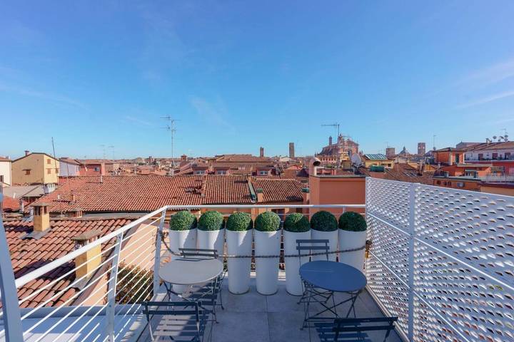 Ferienwohnung für 6 Personen, mit Balkon und Whirlpool sowie Terrasse und Pool
