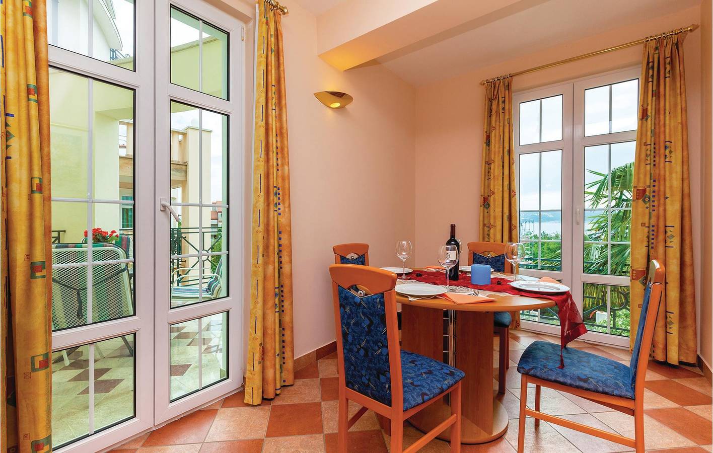 Geheel vakantieappartement, Gezellig appartement aan zee met terras en parkeerplaats, op 2,5 km van het strand in Crikvenica, Primorje-Gorski Kotar