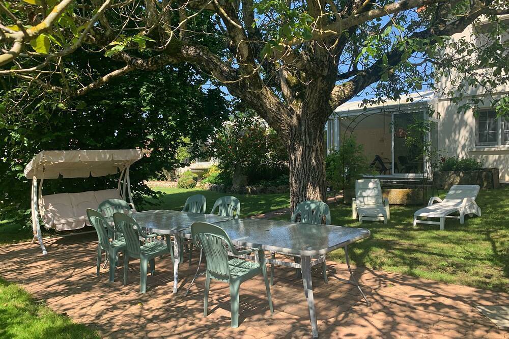Lodging with indoor pool! Ideally located for discovering the region in Bussac-sur-Charente, Saintes region
