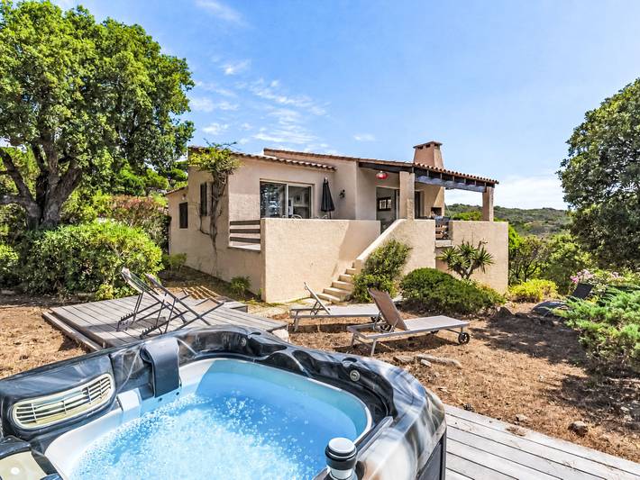 Maison de vacances pour 8 personnes, avec Terrasse ainsi que Jardin et Vue dans Santa Giulia
