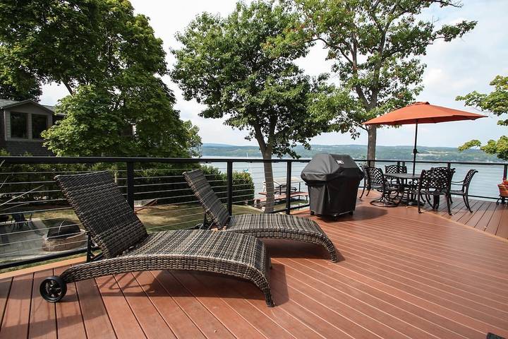Vacation rental for 24 people, with yard and hot tub in Canandaigua Lake