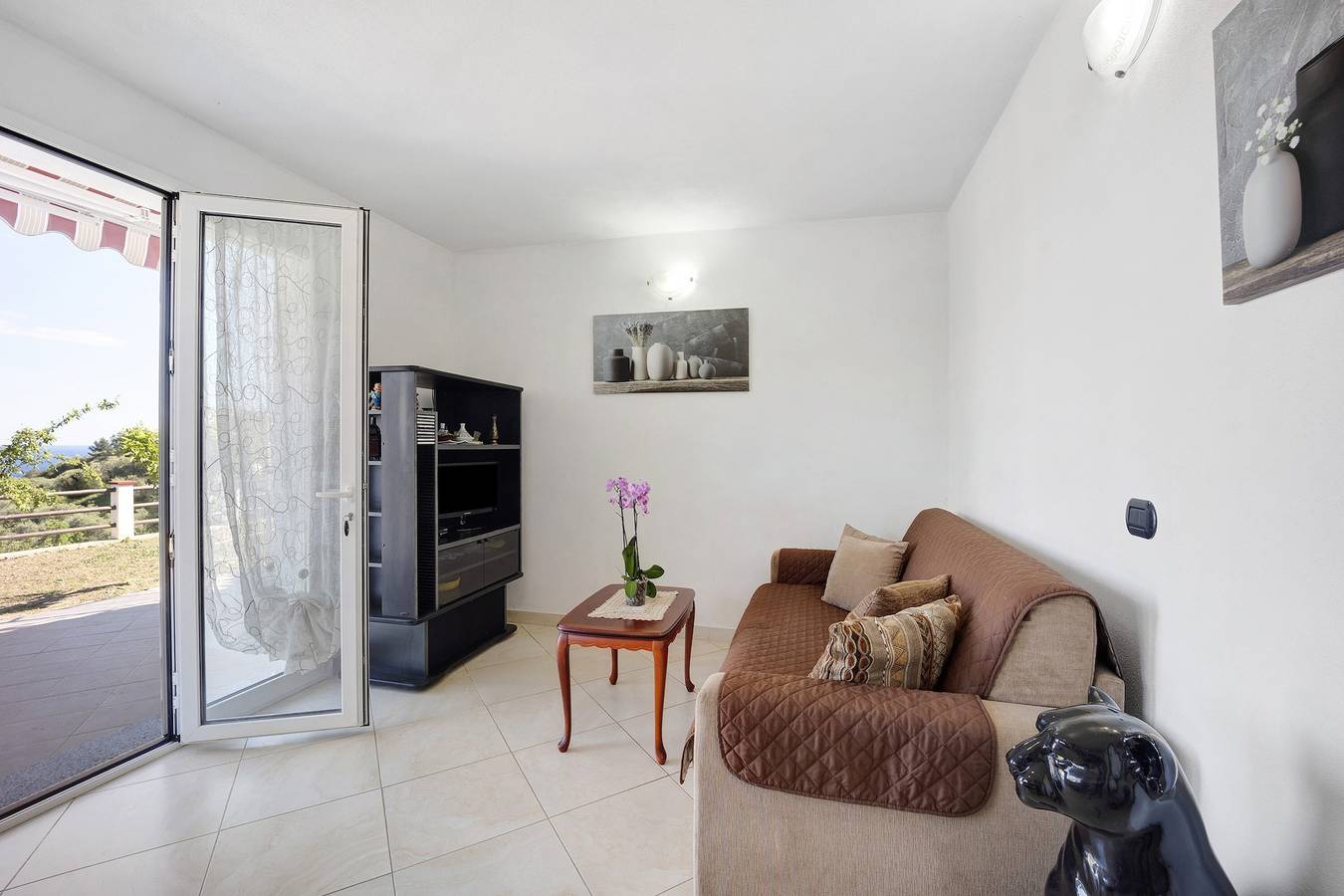 Apartamento entero, Villa 'Casa Vacanza Sanaa' con vistas al mar, terraza privada y Wi-Fi in San Lorenzo al Mare, Riviera di Ponente