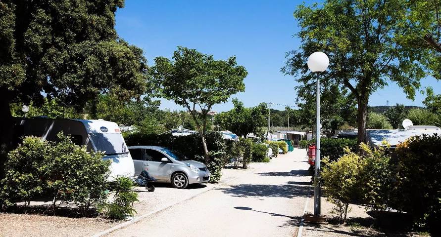 Camping pour 5 personnes, avec terrasse dans les Bouches-du-Rhône - 3