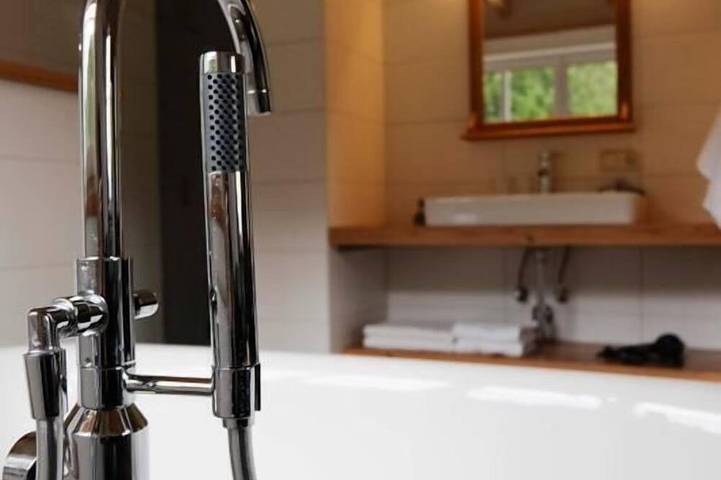 Ganze Wohnung, Exklusives Apartment im Landhaus-Flair mit freistehender Badewanne und Ausblick auf die Bergwelt in Lunz am See, Mostviertel