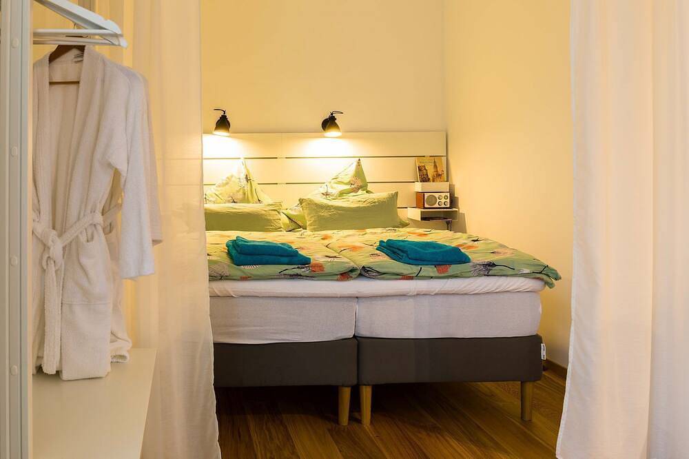 Ganze Wohnung, Apartment Am Apfelbaum, 45qm, Balkon, 1 Wohn-/Schlafzimmer, max. 4 Personen in Reutlingen, Neckar-Alb