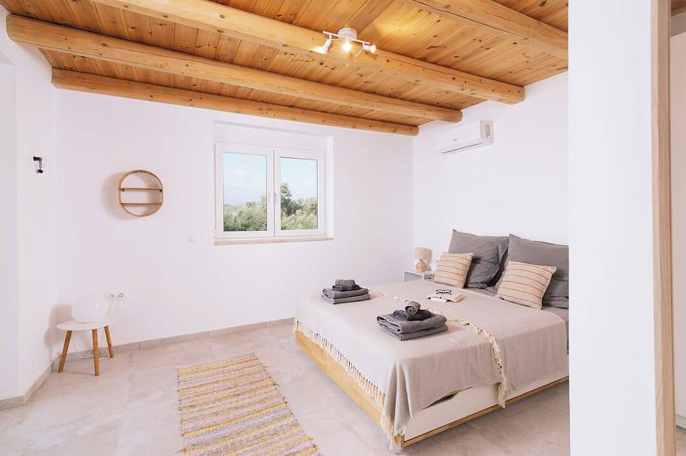 Beautiful natural stone vacation home in the south of Crete (Kamilari) - sea view! in Kamilari, Iraklio-Heraklion en omgeving