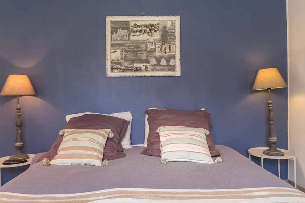 Charming Coastal Cottage with Private Garden, Close to Beach, Free Bikes, and All Amenities Included in Gouville-sur-Mer, Coutances