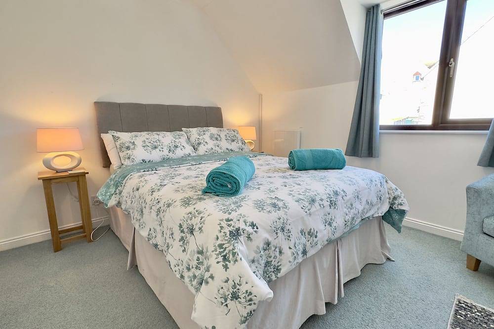 Padstow holiday home sleeps 4, beautiful views + parking + accepts pets in Padstow, Cornwall