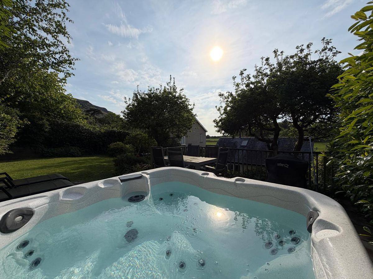 Two-Bedroom House in Fairbourne, Snowdonia