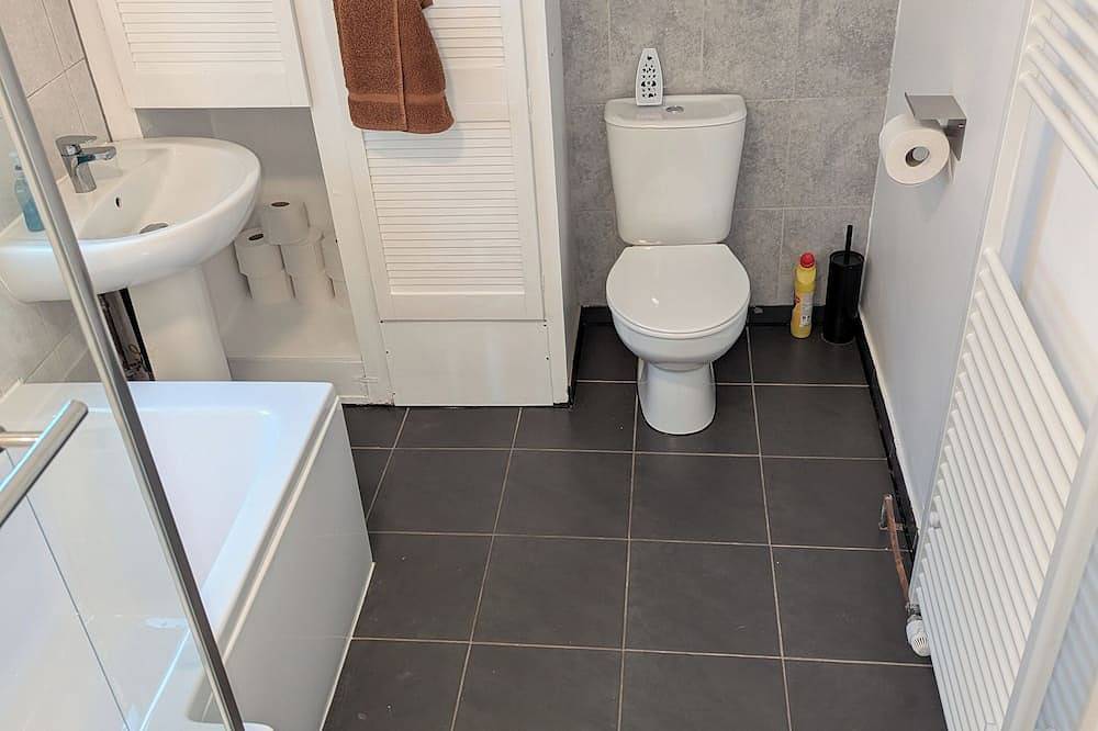 6 minutes from Gatwick Airport.  33 minutes from Central London by train. in Crawley, West Sussex