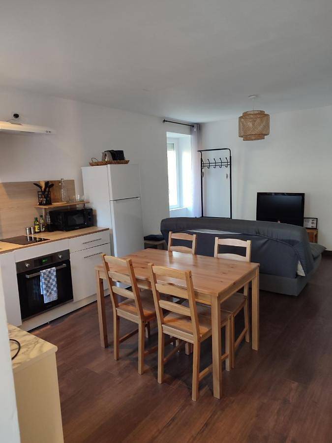 Appartement entier, Two-Bedroom Apartment in La Voulte-sur-Rhône, Privas (arrondissement)