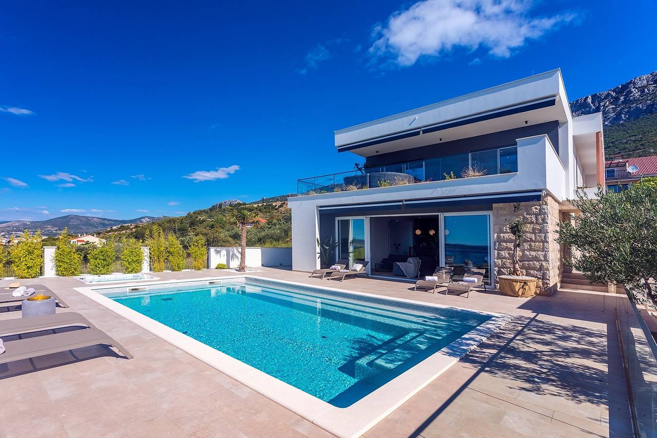 Villa Aria mit beheiztem Pool, Whirlpool, Meerblick in Kastel Gomilica, Kaštela