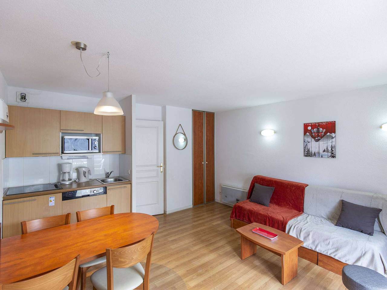 Entire studio, Cozy Studio with Terrace, Parking, Pool & Gym, Near Slopes, Sleeps 4 in La Mongie, Bagnères-de-Bigorre