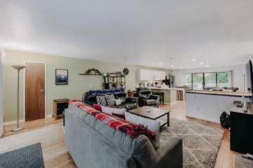 Log Cabin for 9 Guests in Glacier, North Cascades National Park, Picture 4