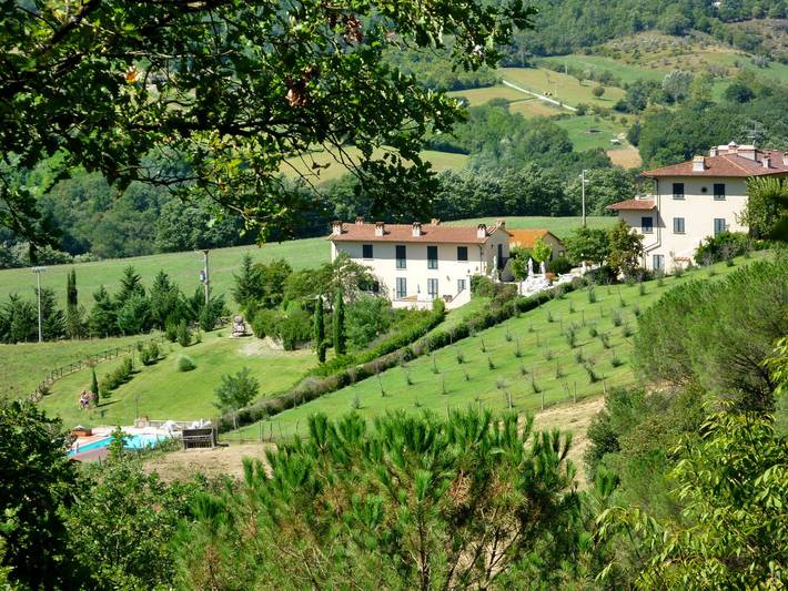 Agriturismo per 7 persone, con panorama e giardino nonché terrazza, con animali domestici in Dicomano