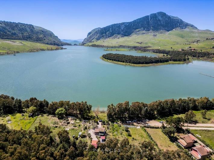 Appartamento per 5 persone, con Idromassaggio e Terrazza nonché Giardino e Piscina a Piana degli Albanesi