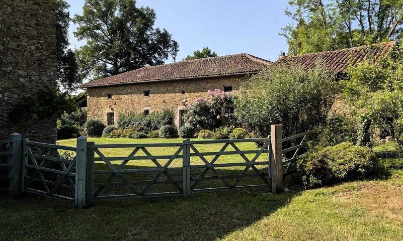 Gîte pour 10 personnes, avec jardin et piscine
