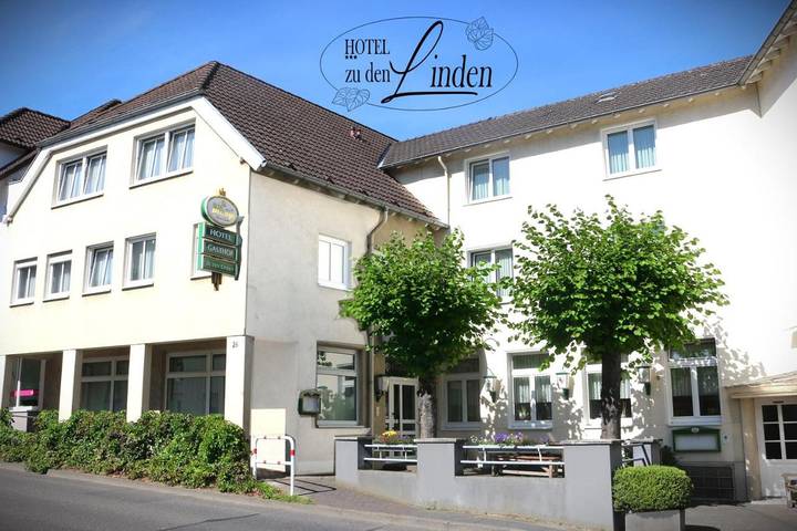 Hotel, mit Balkon und Terrasse sowie Garten und Ausblick in Wachtberg