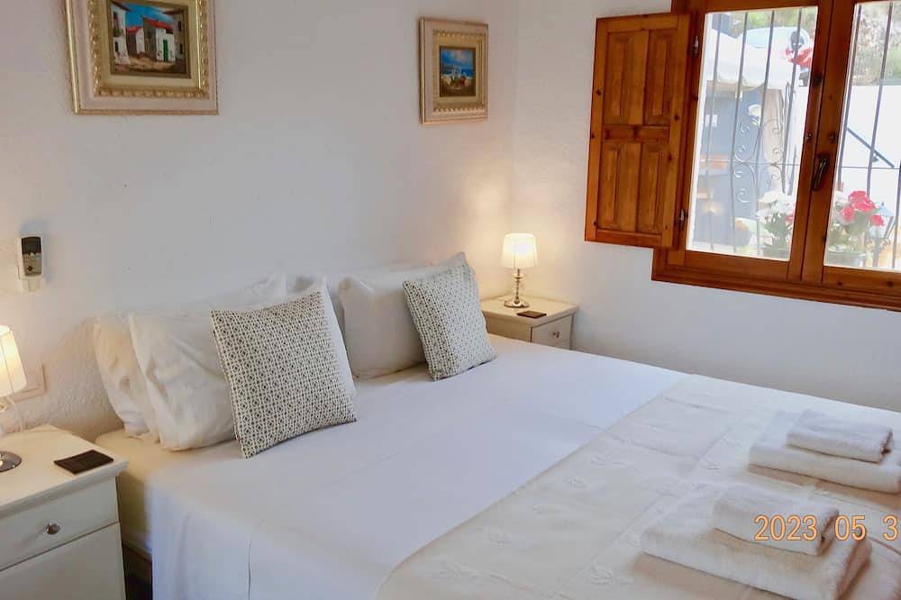 Superbe villa rénovée de 3 chambres, piscine privée, clim, wi-fi 300mb, parking in Pedreguer, Costa Blanca