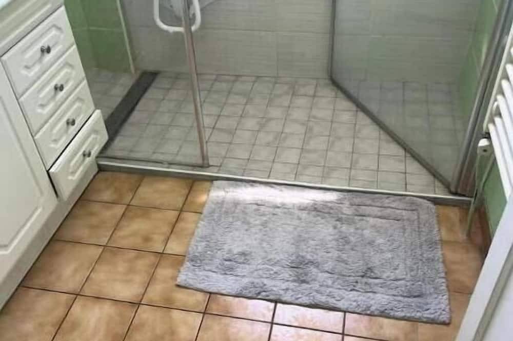 Entire apartment, 2-bedroom apartment with garden in Saint-Pierre-des-Corps, near train station in Saint-Pierre-des-Corps, Tours region