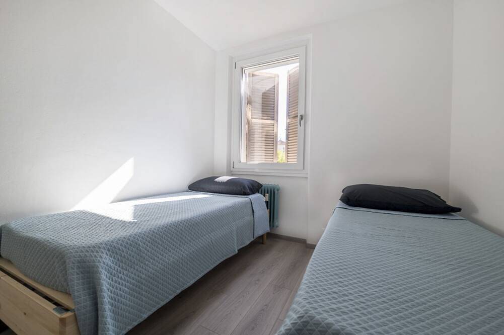 Appartement entier, Elegant apartment of 65 sqm, for 4 people, located on the third floor of a building with an elevator (Not suitable to disabled guests - 4 steps). The property is located in the heart of Belluno's historic center, in a panoramic position offering views of in Belluno, Schiara