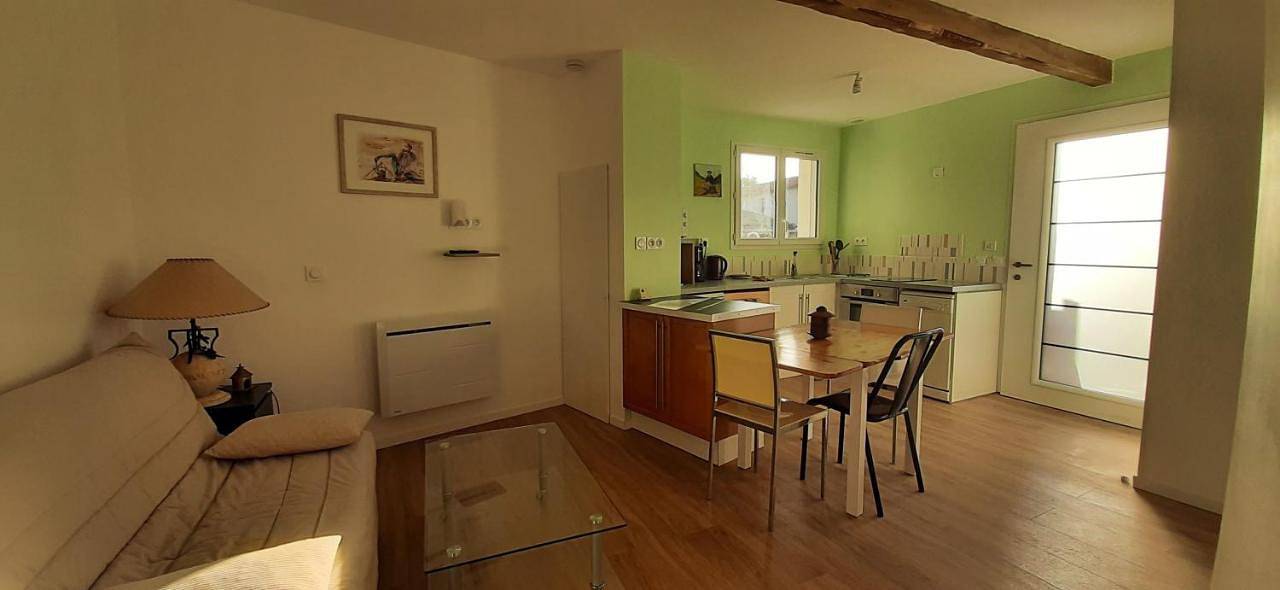 Appartement entier, One-Bedroom Apartment in Saint-Laurent-de-la-Prée, Région de Rochefort