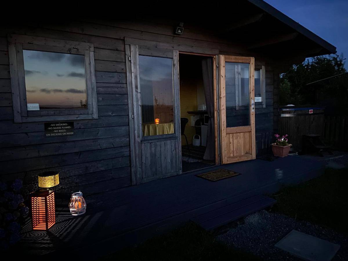 Willow Glamping Hut with Hot Tub, Ensuite, Bbq, Firepit, Views, Fenced Garden, Dog Friendly, Alpacas on site on Anglesey, North Wales in Isle of Anglesey