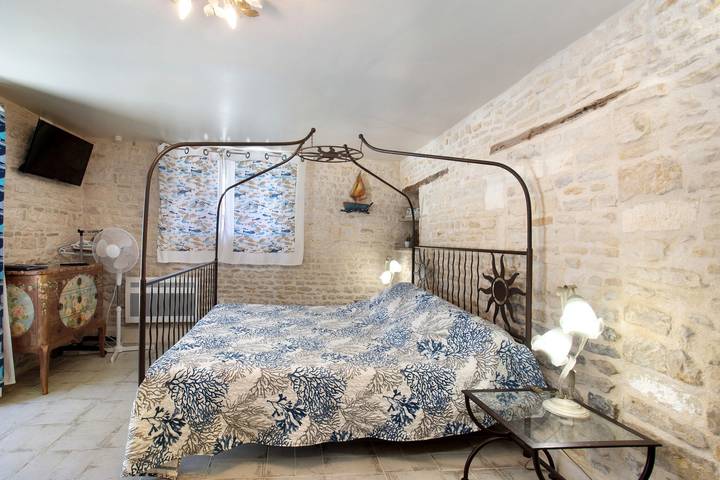 Ferienhaus 'Gîte des Amoureux' mit Gemeinschaftspool, Terrasse und Wlan in Longré, Charente