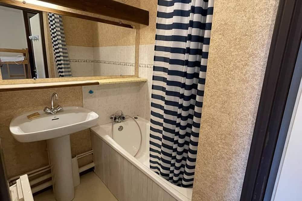 Entire apartment, Studio cabin with balcony near slopes and parking in Le Lioran, Laveissière