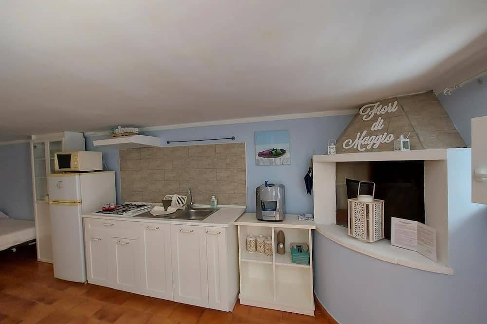 Entire apartment, At 500 mt from the beaches comfortable air-conditioned studio apartment with parking space in Pulsano, Gulf of Taranto