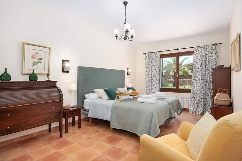 Charming finca with large pool and garden in Santanyi for up to 8 persons in Santanyí, South Majorca
