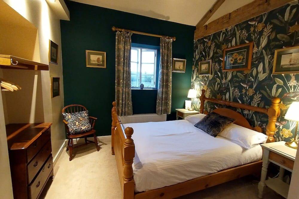 Stunning detached cottage, Gargrave centre, private garden & outdoor bath in Gargrave, Yorkshire Dales National Park