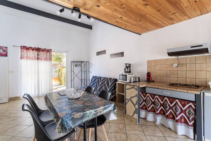 Casa de Vacaciones 'La Capelle 4 Personas 877' con Piscina Compartida, Wi-Fi y Aire Acondicionado in Roquefort-des-Corbières, Costa mediterránea (Francia)