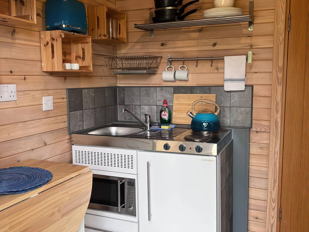 Lakeside Pods - pets welcome in Saddleworth, Greater Manchester