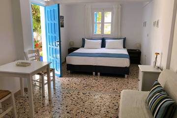 Gîte pour 2 personnes, avec jardin dans Píso Livádi