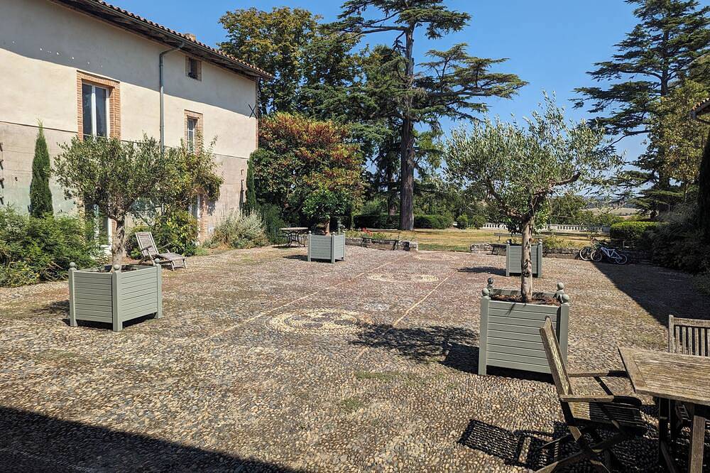 18th century manor house with swimming pool 15 minutes from Toulouse towards Carcassonne in Montgiscard, Lauragais