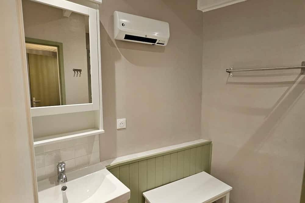 Casa-Tradicional-Mazet Terrasse-Baño con ducha-Vista al campo in Sauve, Región de Le Vigan