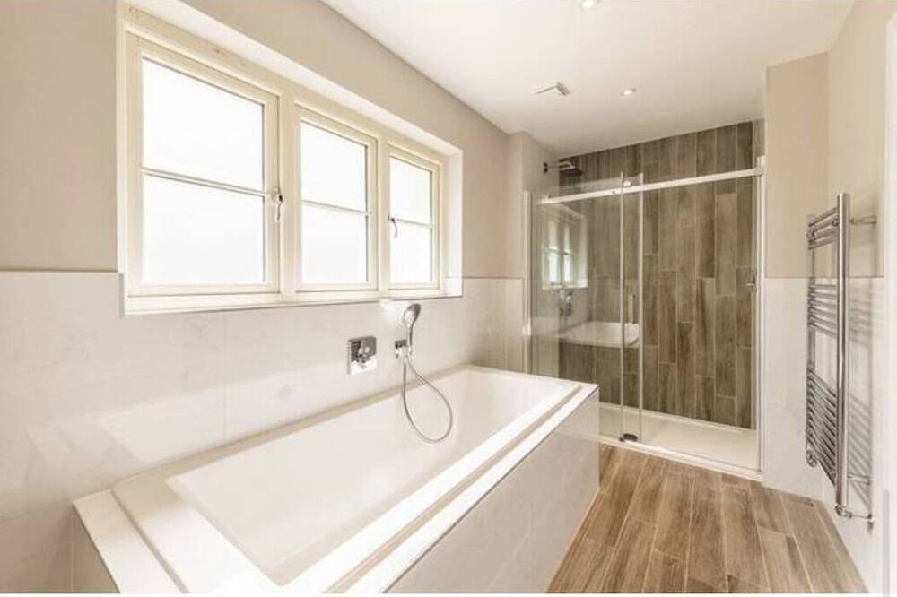 Large luxury detached family house. Hot Tub. Sussex countryside on the doorstep. in Worth (West Sussex), West Sussex