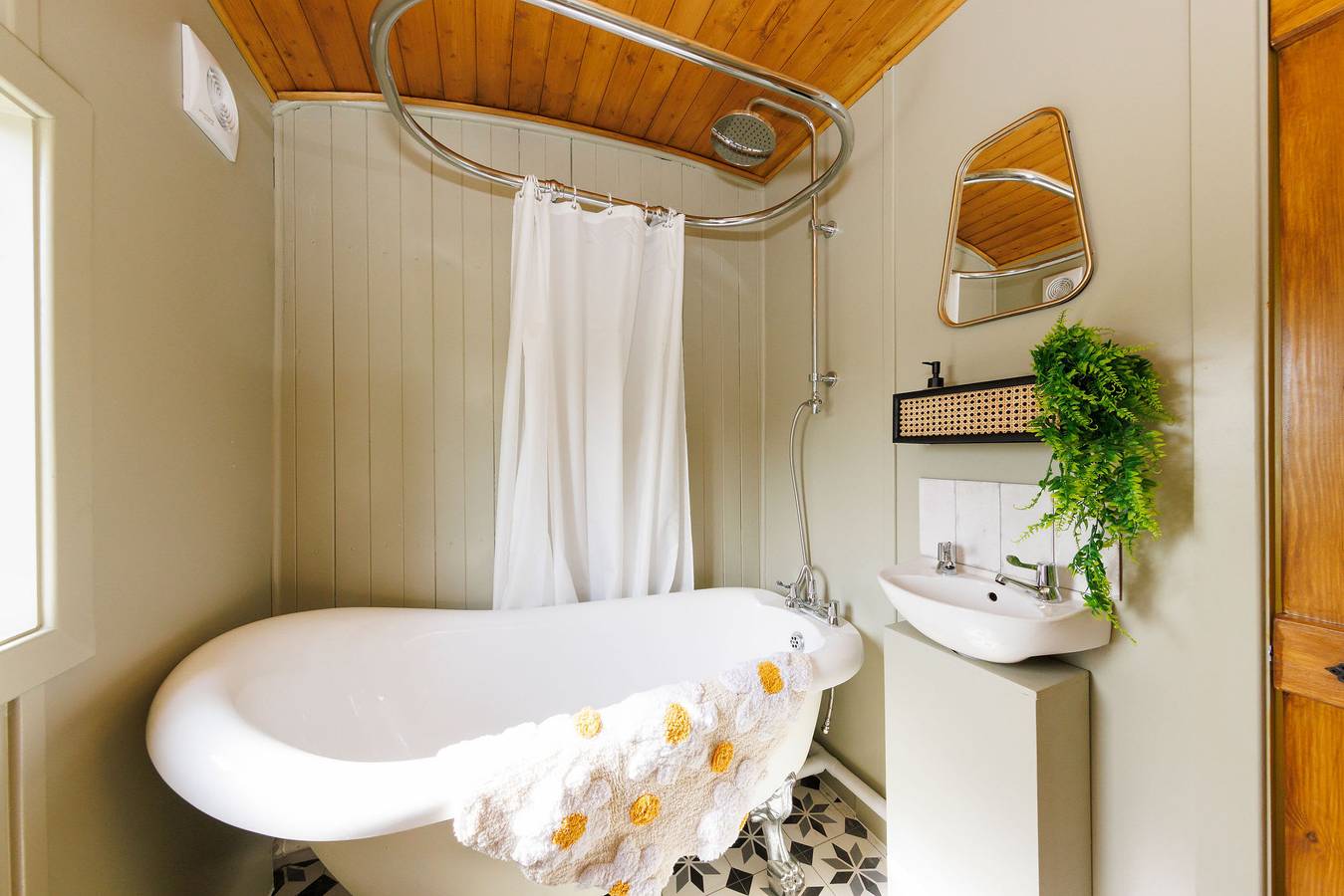 Beautifully Restored Carriage - Sleeps 6 in Earnley, West Sussex