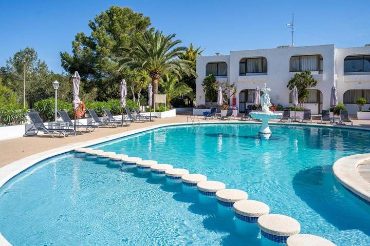 Gîte pour 3 personnes, avec Terrasse et Jardin ainsi que Bassin pour enfant et Piscine dans Playa Migjorn Formentera