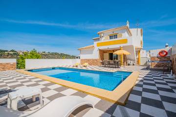 Villa for 9 Guests in Albufeira, Faro District, Picture 1
