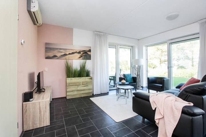 Ferienhaus für 4 Personen, mit Balkon/Terrasse und Terrasse in Julianadorp